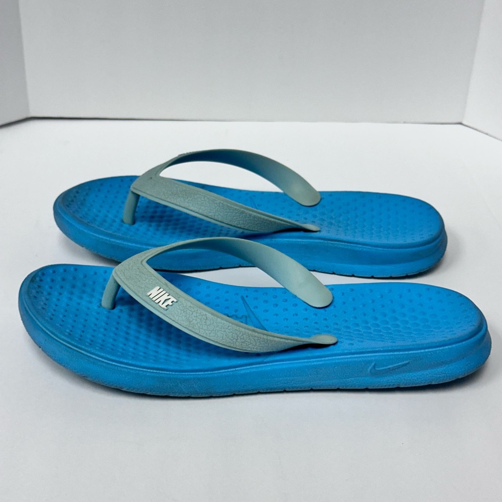 Ladies or kids flip flop by Nike size 6